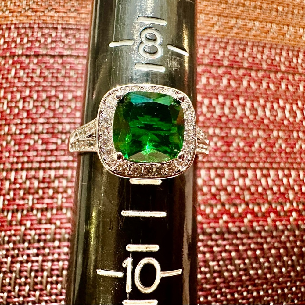Fragrant Jewels Silver Ring with Vibrant Green Gem
